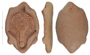MOU-4038 - Moule : lampe à canal et bec épauléterre cuiteMatrice supérieure d'un moule en terre cuite pour la fabrication d'une lampe à canal et bec épaulé. Sur le pourtour, quatre tenons pour positionner la matrice inférieure du moule.
