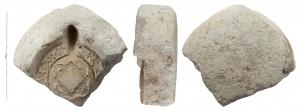 MOU-4044 - Moule : lampe de type Hayes IIplâtreFragment de la matrice supérieure d'un moule de plâtre pour la fabrication d'une lampe africaine de type Hayes II. Plâtre très fin pour le contact avec l'argile et plus grossier pour l'extérieur.
