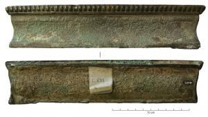 MPL-4001 - Moulure de placagebronzeMoulure destinée à être plaquée sur une base ou sur un couronnement de dé (autel), base de laraire ou autre.