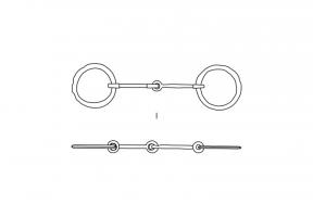 MRS-3014 - Mors briséferTPQ : -500 - TAQ : -30Simple mors brisé, constitué de deux canons lisses ou moulurés, chacun rattaché à un anneau de taille moyenne. Chaque canon est composé de deux œillets à chaque extrémité. L'un des canons à un décalage de 90° dans l'orientation des œillets et l'autre non.
