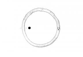 MRS-3022 - Mors annulaireferTPQ : -350 - TAQ : -30Anneau ouvert en fer, de section torique, deux extrémités ouvertes qui se chevauchent (dispositif de fermeture 1) ou avec tenon et mortaise (dispositif 2), complété par une ou deux goupilles transversales.