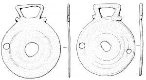 MRS-4001 - Mors à appliques latéralesbronzeTPQ : 200 - TAQ : 300Appliques latérales de mors, très simple, formées d'un disque percé au centre pour le passage de l'axe du mors, et comportant d'un côté une bélière rectangulaire ou trapézoïdale; avec parfois un renfort central évoquant le moyeu d'une roue ou des perforations ont pu être ajoutées pour facilité l'accrochage de rênes.