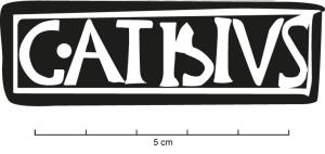 MRT-4079 - Mortier : C. ATISIVSterre cuiteJatte ou mortier à lèvre épaissie et déversée ; bec verseur ; marque estampée de part et d'autre du bec : C. ATISIVS.
