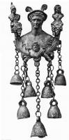 OSC-4001 - Oscillum : MercurebronzeTPQ : 1 - TAQ : 100Buste de Mercure, bordé vers le bas par une guirlande dont les extrémités croisées forment plusieurs anneaux, destinés à des suspensions : chaînettes, clochettes; de part et d'autre du buste et sur la guirlande, parfois bustes plus petits de Junon,  Minerve et Jupiter (triade Capitoline).
