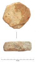 PAL-7001 - Palet en TCAterre cuitePalet irrégulier découpé dans l'épaisseur d'une TCA. Les contours sont irréguliers mais pseudo-circulaires. Le diamètre oscille entre 60 et 90 mm, pour une épaisseur moyenne d'environ 25-30 mm.