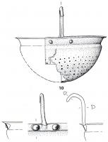 PAS-1002 - Passoire à crochetbronzePetite passoire carénée, à panse hémisphérique et bord déversé ; perforations en lignes horizontales parallèles ; crochet à section en D fixé à l'intérieur du bord par deux rivets.