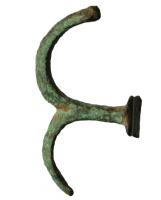 PAS-3001 - Passoire italiquebronzePassoire constituée d'une vasque hémisphérique en tôle, finement perforée, à lèvre légèrement épaissie et oblique; d'un côté viennent se rattacher, superposés et fixés par brasure, un poucier et un doigtier.
