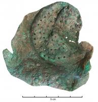 PAS-3002 - Passoire étrusquebronzePassoire à fond peu débordant, percé de trous ; vasque basse à bord arrondi, lèvre ourlée ; manche plat.