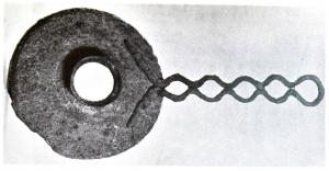 PAS-3009 - Passoire à manche rapportébronzeLa vasque comprend un bol profond, percé de trous disposés en motifs radiants, une vasque à paroi oblique ou parfois presque horizontale, dans ce cas avec une lèvre creuse, redressée vers le haut; le manche, filiforme et ondulé, forme une boucle dont les extrémités aplaties sont rivetées sur la vasque.