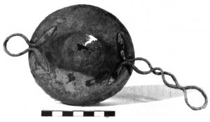 PAS-3012 - Passoire à manche rapportébronzeLa vasque comprend un bol profond, percé de trous disposés en motifs radiants, une vasque presque horizontale et un bord arrondi, redressé vers le haut; le manche, filiforme et ondulé, forme une boucle dont les extrémités aplaties sont rivetées sur la vasque; à l'autre extrémité, une boucle simple est rivetée de la même façon..