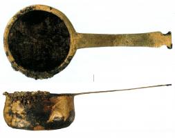 PAT-4002 - Patère à suspension étrangléebronzePatère en tôle martelée, lèvre horizontale mince; manche plat, étranglé à son extrémité et terminé par une suspension en anneau.