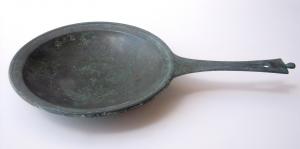 PAT-4008 - Patère à manche plat et lèvre obliquebronzePatère à vasque basse dont la lèvre forme un méplat oblique avec un bord en léger bourrelet ; manche plat percé généralement en entrée de serrure et terminé par un bouton.