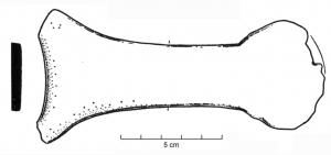 PAT-4015 - PatèrebronzePatère dont la vasque est prolongée latéralement par un manche plat, à terminaison plate légèrement élargie en palette ; ni décor ni incisions latérales sur le manche ou la terminaison.
