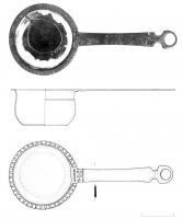PAT-4021 - PatèrebronzePatère à bords concaves, fond en gradins, ou à profil sinusoïdal ; la lèvre peut être ornée d'une frise d'oves; le manche évasé en queue d'aronde est étranglé à son extrémité, prolongée par un anneau de suspension en D; manche parfois estampillé.