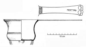 PAT-4022 - PatèrebronzePatère à panse sinusoïdale, lèvre moulurée, fond plat décoré de cercles concentriques; le manche plat est orné d'oves incisées près de la panse, et la terminaison percée de deux ajours en forme de pelte; parfois, décor figuré sur le manche, et / ou estampille rectiligne longitudinale.