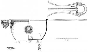 PAT-4028 - Patère à têtes de cygnesbronzePatère à panse régulièrement renflée, fond plat orné de cercles concentriques, le manche plat et marqué de deux cannelures longitudinales se termine par une boucle en D, à têtes de cygnes, avec une ou deux estampilles en V au départ du manche; parfois, à l'opposé, médaillon à tête de Méduse et anse cannelée en D, coulée au bord de la lèvre moulurée. Supports en forme de peltes à fleurons.