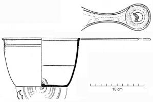 PAT-4033 - Patère à extrémité circulaire percée d’une ouverture en demi-lunebronzePatère à panse renflée, lèvre moulurée soulignée de filets hotizontaux, fond plat avec des sillons concentriques tracés au tour; manche plat à terminaison ronde percée en demi-lune, parfois soulignée d'oves.