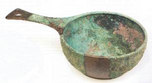 PAT-4035 - Patère de type Tassinari G.4100bronzePatère à profil variable, continu ou plus cylindrique ; manche plat en queue d'aronde, extrémité percée d'une ouverture tréflée pour la suspension ; le cas échéant, estampille dans l'axe du manche.