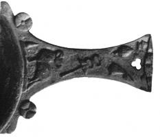 PAT-4047 - Patère à manche ornébronzePatère coulée, à bassin tronconique et manche en queue-d'aronde, terminé par une extrémité droite, percée et limitée par des têtes d'oiseaux aquatiques stylisées, couverte de motifs en bas-relief évoquant des attributs religieux (mercure, minerve... etc).