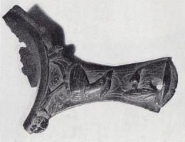 PAT-4048 - Patère à manche ornébronzePatère à panse tronconique, manche à terminaison arrondie, avec bouton central, orné de reliefs coulés et repris au ciselet..
