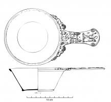 PAT-4063 - Patère à manche ornéargentPatère à vasque tronconique, aux parois obliques et rectilignes, reposant sur un anneau ; manche plat aux côtés concaves, avec têtes d'oiseau encadrant la vasque, et extrémité en arc de cercle, couvert de reliefs généralement figurés.
