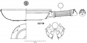 PAT-4068 - Patère type Tassinari H2100, tête de SatyrebronzePatère à vasque arrondie et bord épaissi, fond plat simplement orné de cercles incisés concentriques, sans doute posé sur trois supports rapportés. Filets incisés au tour à l'intérieur de la vasque et à l'extérieur, sous le bord. Manche tubulaire, orné de pampres, et terminé par un médaillon rapporté (fixé par brasure) figurant une tête de Satyre, au visage grimaçant et oreilles pointues.