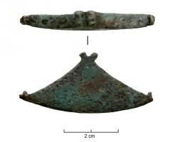 PAT-4070 - Support de patère en bronzebronzeSupport massif, de forme triangulaire allongée, côtés concaves sauf la partie extérieure, convexe; les angles sont ornés de fleurons.