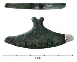 PAT-4073 - Support de patère en bronze de type Nuber DbronzeSupport massif, de forme triangulaire allongée, côtés concaves sauf la partie extérieure, convexe; le sommet seul est orné de fleurons.