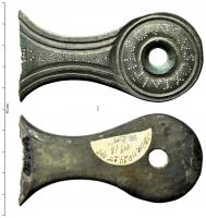PAT-4078 - Patère à manche percé d'une ouverture circulairebronzePatère à vasque profonde, manche percé d'une ouverture circulaire, le pourtour creusé de deux sillons profondément incisés en biseau. Profil de la vasque inconnu.