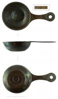 PAT-4079 - Patère à ouverture circulaire de type Tassinari G.3220 / Eggers 143bronzePatère en bronze coulé (forme basse), vasque peu profonde manche plat cannelé sur les bords, terminé par une extrémité ronde percée d'un orifice circulaire pour la suspension, fond plat décoré de moulures concentriques. Type éventuellement estampillé au sommet du manche.