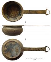 PAT-4082 - Patère à extrémité d'anse en DbronzePatère martelée d'un seul tenant ; vasque à lèvre déversée, col étranglé et forte carène avant la panse renflée ; fond posé sur un léger tore dégagé par martelage d'un fond plat, marqué en-dessous de quelques cercles concentriques ; manche plat à terminaison en D, précédée d'un décor incisé estampé (vigne).