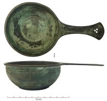 PAT-4087 - Patère à manche arrondi et perforation tréfléebronzePatère à vasque basse, profil continu, fond plat creusé de cercles concentriques ; le manche plat, à terminaison arrondie, est perforé de trois trous disposés en triangle et parfois jointifs (perforation tréflée).