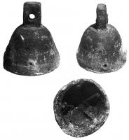 PBS-4001 - Plomb de sondeplombPlomb en forme de cloche, à suspension sommitale, dont la base est creuse (parfois équipée de cloisons) pour pouvoir maintenir en direction du sol une masse de glu ou de suif : en descendant cette sonde à partir d'un bateau, les navigateurs pouvaient connaître la profondeur et la nature du sol marin et donc les possibilités d'ancrage.