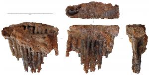 PCD-5001 - Peigne textile à armature métalliqueferObjet composite constitué d'une série de dents coniques longues et effilées, à surface soigneusement polie ; l'extrémité la plus large (Ø c. 4-5 mm) porte deux replats diamétralement opposés pour permettre le maintien de chaque dent dans un bloc de bois, renforcé par un boîtier externe en tôle.
