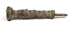 PCN-4001 - Poinçon, manche en massue d'Herculebronze, ferTPQ : -30 - TAQ : 500Instrument en fer avec un manche en alliage cuivreux, avec des nodosités évoquant une massue d'Hercule, et une tête circulaire aplatie. 