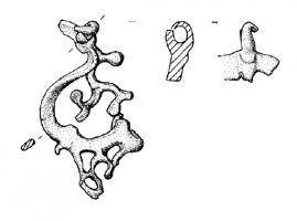 PDH-3002 - Pendant de harnais à charnièrebronzePendant de harnais à crochet, constitué d'un disque ajouré, orné d'un motif de triscèle zoomorphe découpé, et à la base, de trois pendants plats aux extrémités ajourées.