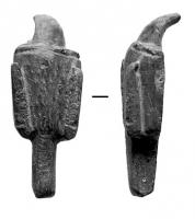 PDH-4004 - Pendant de harnais à crochetbronzePendant à ailettes, crochet en forme de tête de canidé plus ou moins détaillée selon la taille et la qualité du pendant. Type dont la base (lest en bulbe d'oignon) est précédée d'une plaquette transversale, souvent moulurée.