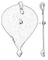 PDH-4006 - Pendant de harnais à crochetbronzePendant de harnais à crochet, en tôle, formé d'une plaque foliacée, très simple ; lest biconique. Deux dispositifs de sécurité semble assurer la solidité de la fixation de ces pendants sur le lanière de cuir : soit un ou deux rivets axiaux, perforants ; soit un rivet coulé au revers de l'objet, de fonction identique.