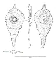 PDH-4007 - Pendant de harnais à crochetbronzePendant de harnais en tôle, à crochet, comportant une partie emboutie formant parfois un cône, parfois une couronne en relief sur la face supérieure, finition au tour; la base est lestée de boutons moulurés coulés.