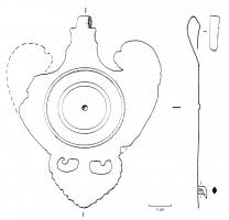 PDH-4016 - Pendant de harnais à crochetbronzePendant de harnais en tôle, en forme de pelte, orné de cercles concentriques; le sommet peut être ajouré de peltes découpées; à la base, autre pelte ajourée, aux contours festonnés (un rivet signale souvent la présence d'un ornement ajouté sur cette partie).