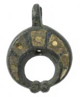 PDH-4017 - Pendant de harnais émaillé à charnièrebronzePendant coulé, pourvu au sommet d'un anneau de suspension perpendiculaire au plan de l'objet. Il représente une lunule aux extrémités bouletées et jointives, dont la surface est décorée d'émaux en champlevé : deux logettes effilées encadrent une logette carrée.