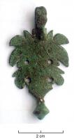 PDH-4021 - Pendant de harnais à crochetbronzePendant de harnais à crochet, en forme de feuille au contour très découpé; la surface du pendant, étamée, est percée de 4 trous et ornée de nervures gravées et pointillées. 