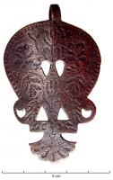 PDH-4023 - Pendant de harnais à crochetcuivrePendant à crochet, de forme circulaire prolongée vers le bas par un appendice en forme de pelte (ajours). Le décor très soigné, incrusté de nielle,  se présente sous la forme d'une composition géométrique de type rayonnant, obtenue par une juxtaposition de petites logettes estampées; surface étamée.