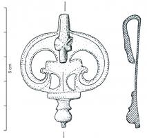 PDH-4026 - Pendant de harnais à crochetbronzePendant de harnais à crochet en forme de tête de canidé, aux longues oreilles; le corps du pendant est ajouré pour former une pelte appuyée sur une barrette transversale, la partie inférieure s'évase en fleuron; les détails sont soulignés de lignes ponctuées.