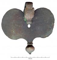 PDH-4031 - Pendant de harnais à crochet de grand modulebronzePendant à ailettes, de grande taille (larg. 12-20 cm), crochet en forme de tête d'anatidé ou de canidé (ornée d'incisions sur le dessus). Type dont la base (lest en bulbe d'oignon) peut être précédée d'une plaquette transversale, souvent moulurée.