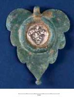 PDH-4041 - Pendant de harnais à crochetbronze, argentPendant de harnais foliacé, à crochet, bords festonnés et couronne en relief, délimitant une zone avec un décor rapporté en tôle d'argent (grappe de raisin); lest conique à la base.