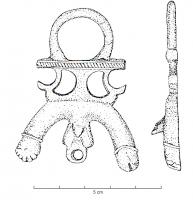 PDH-4050 - Pendant de harnais phalliquebronzePendant coulé, représentant des parties génitales masculines au repos, schématisées (petit anneau de suspension pour un pendant sous les testicules), surmontées de deux appendices dirigés vers le bas : une main faisant le geste de la figue et un phallus ; au dessus, gros anneau de suspension précédé d'une plaque ajourée de deux peltes.