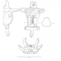 PDH-4054 - Pendant de harnaisbronzePendant de harnais zoomorphe, figurant une tête de bovidé tenant dans sa bouche un triple phallus, ou alors placée sous un ensemble phallus/main avec le geste de la figue. L'anneau de suspension est dans le même axe que le pendant.