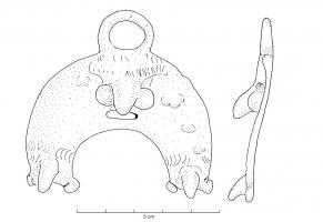 PDH-4055 - Pendant de harnais phalliquebronzePendant de harnais en bronze, en forme de lunule se terminant par deux phallus. L'anneau de suspension est dans le même axe que le pendant et surmonte un troisième phallus.