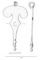 PDH-4059 - Pendant de harnais à crochetbronzePendant en forme de lunule plate, avec une extrémité en boutons moulurés, et un corps encoché sur les côtés. Au sommet, crochet à tige plate creusée de cannelures longitudinales.